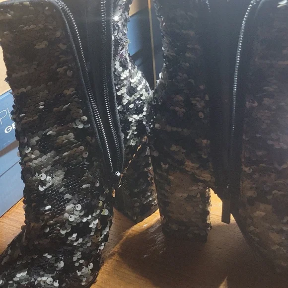 Shoes - Picture 3 of 4